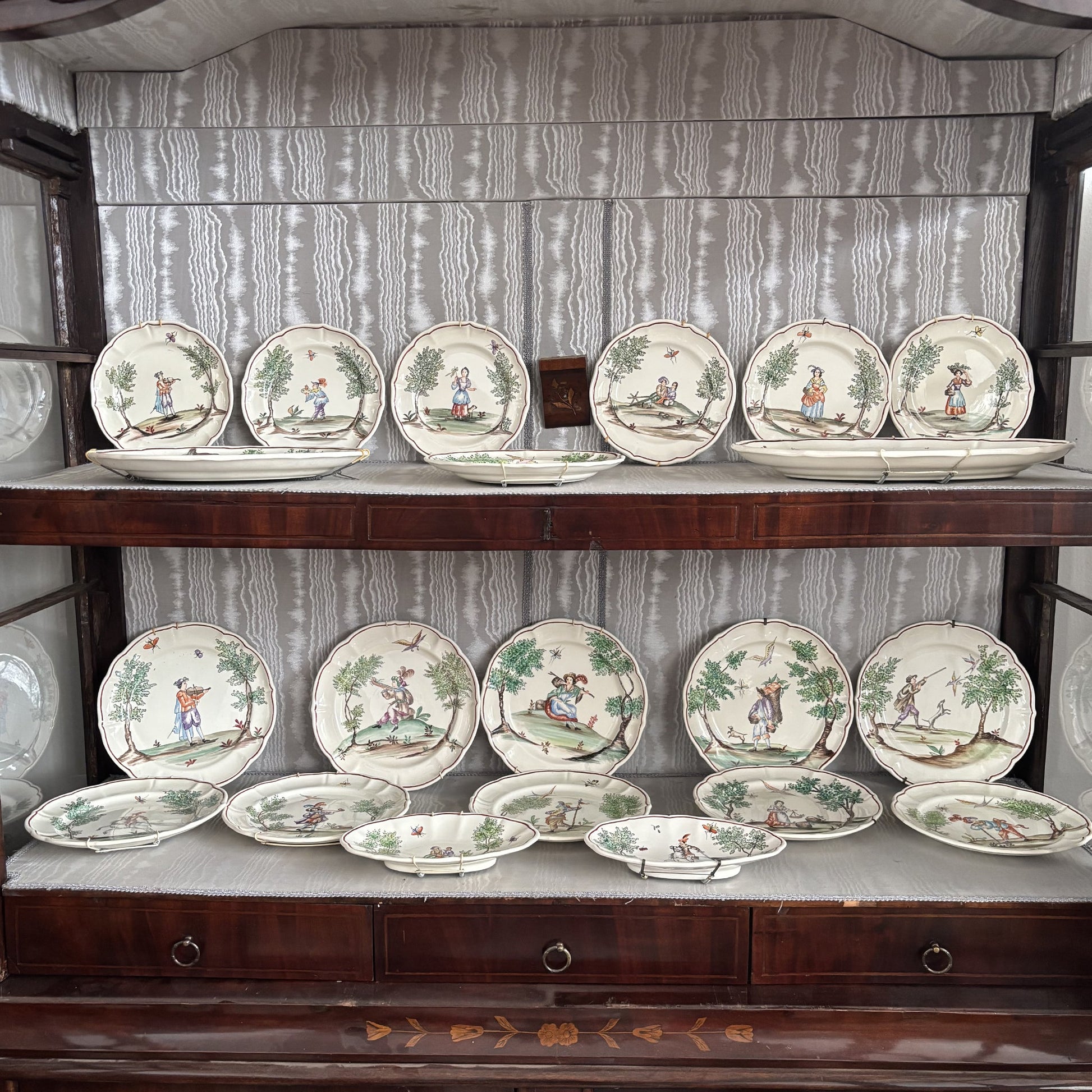 Antico Servizio di piatti in ceramica Laveno dipinti a mano - Vassallo Antiques Antiquariato Online