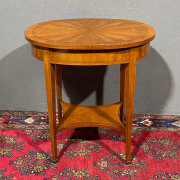 Elegante tavolino intarsiato in legno di frutto