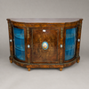 Elegante credenza vittoriana a tre porte con una placca di Sèvres dipinta a mano