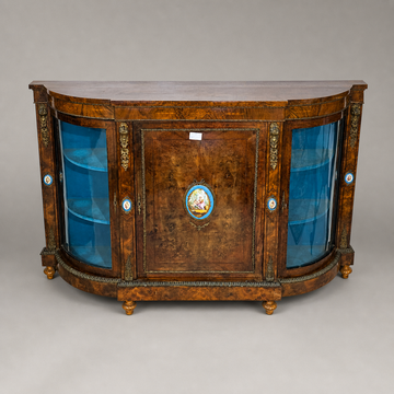 Elegante credenza vittoriana a tre porte con una placca di Sèvres dipinta a mano