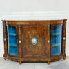 Elegante credenza vittoriana a tre porte con una placca di Sèvres dipinta a mano