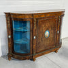 Elegante credenza vittoriana a tre porte con una placca di Sèvres dipinta a mano