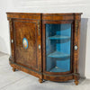 Elegante credenza vittoriana a tre porte con una placca di Sèvres dipinta a mano