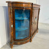 Elegante credenza vittoriana a tre porte con una placca di Sèvres dipinta a mano