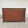 Elegante credenza vittoriana a tre porte con una placca di Sèvres dipinta a mano