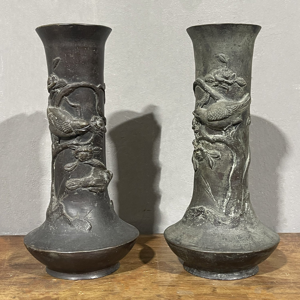 Ancient pair of oriental vases in bronze