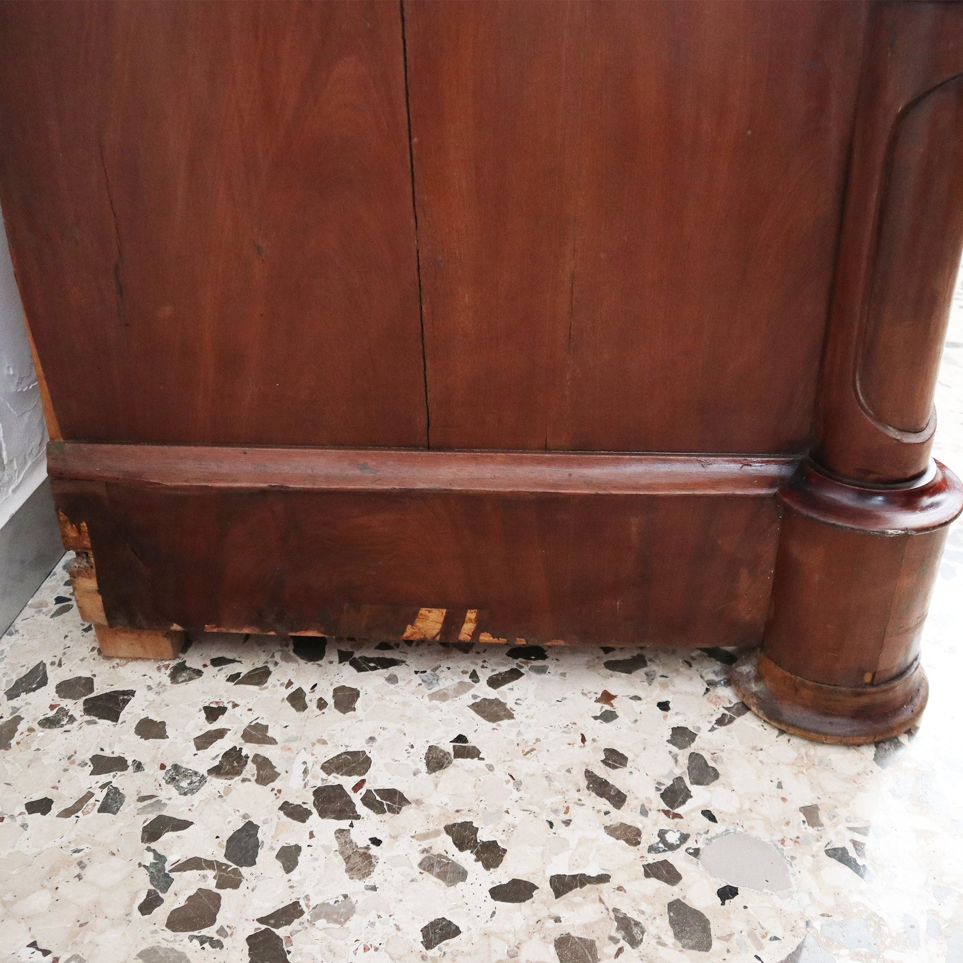 Antico Comò Luigi Filippo in piuma di mogano - Vassallo Antiques Antiquariato Online
