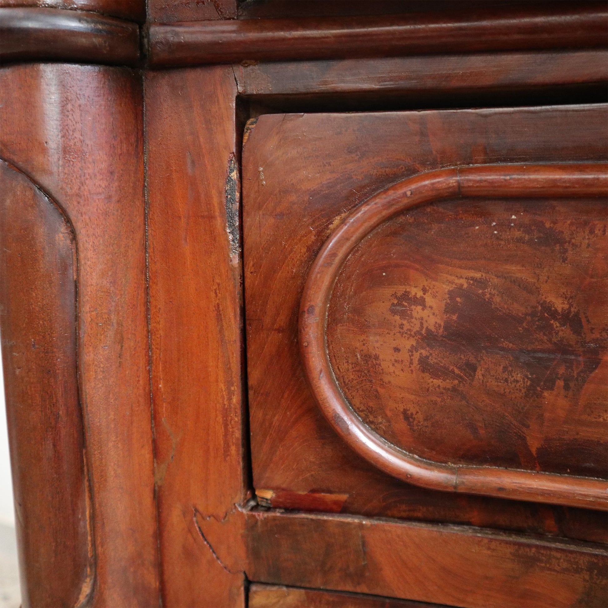 Antico Comò Luigi Filippo in piuma di mogano - Vassallo Antiques Antiquariato Online