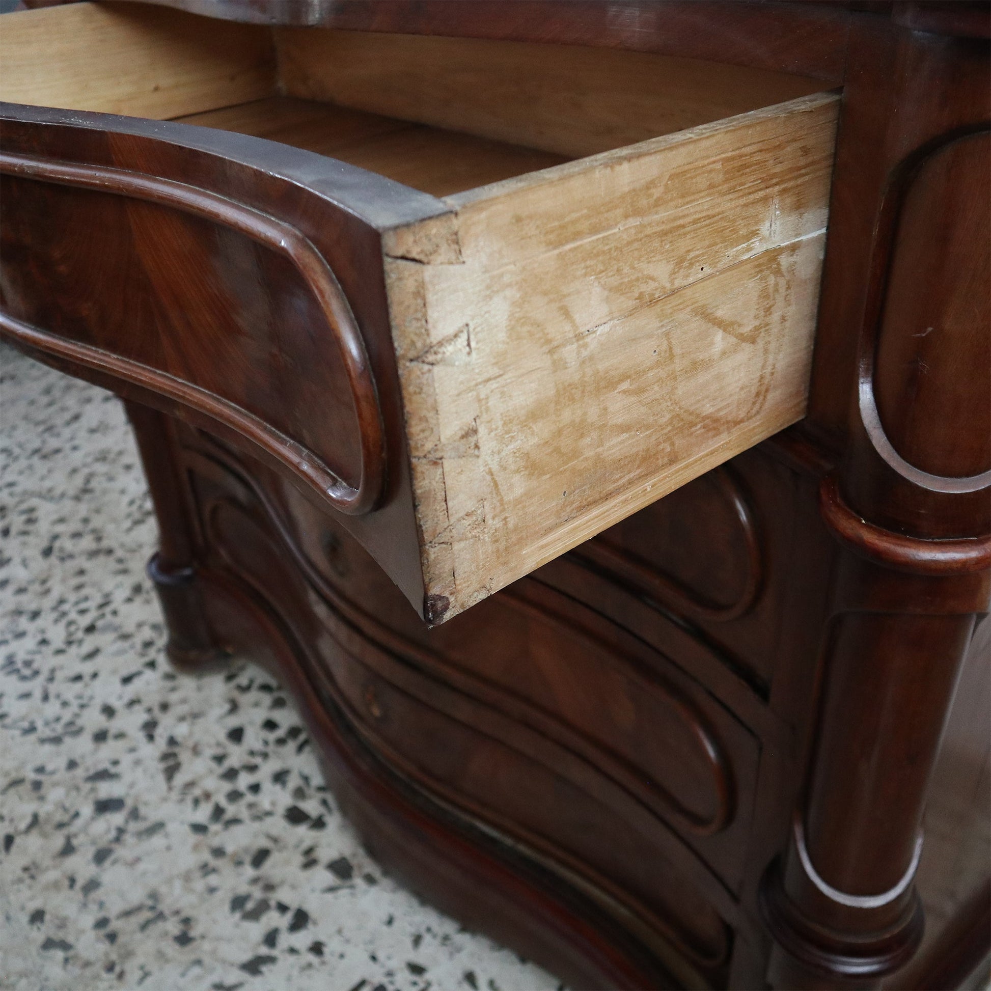 Antico Comò Luigi Filippo in piuma di mogano - Vassallo Antiques Antiquariato Online
