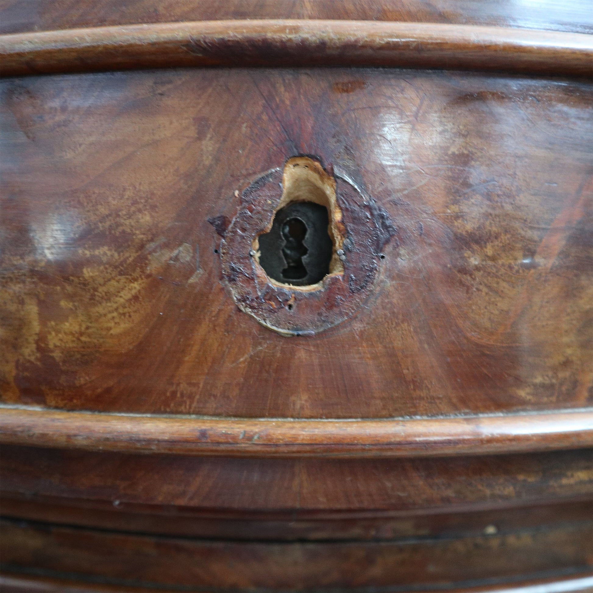 Antico Comò Luigi Filippo in piuma di mogano - Vassallo Antiques Antiquariato Online