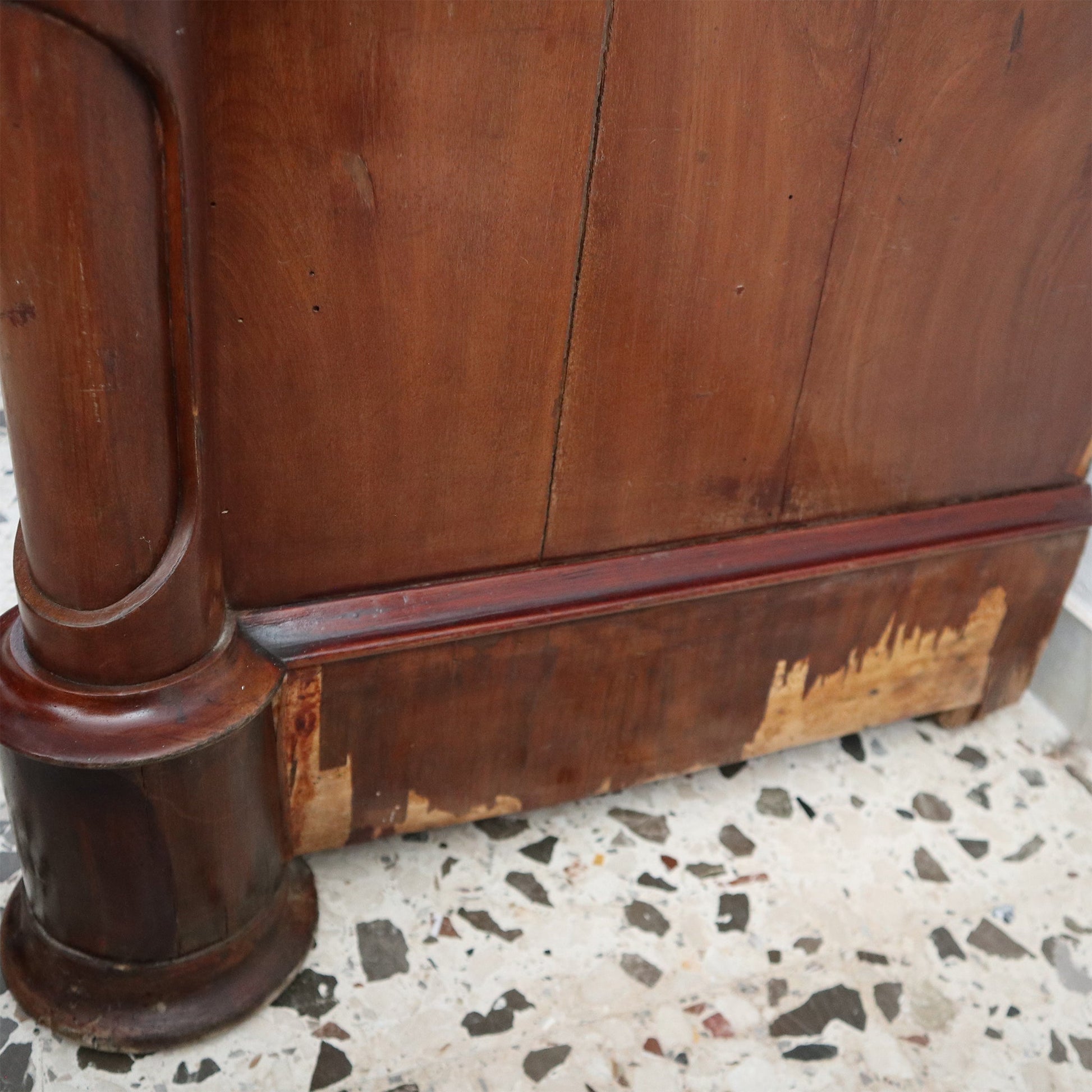 Antico Comò Luigi Filippo in piuma di mogano - Vassallo Antiques Antiquariato Online