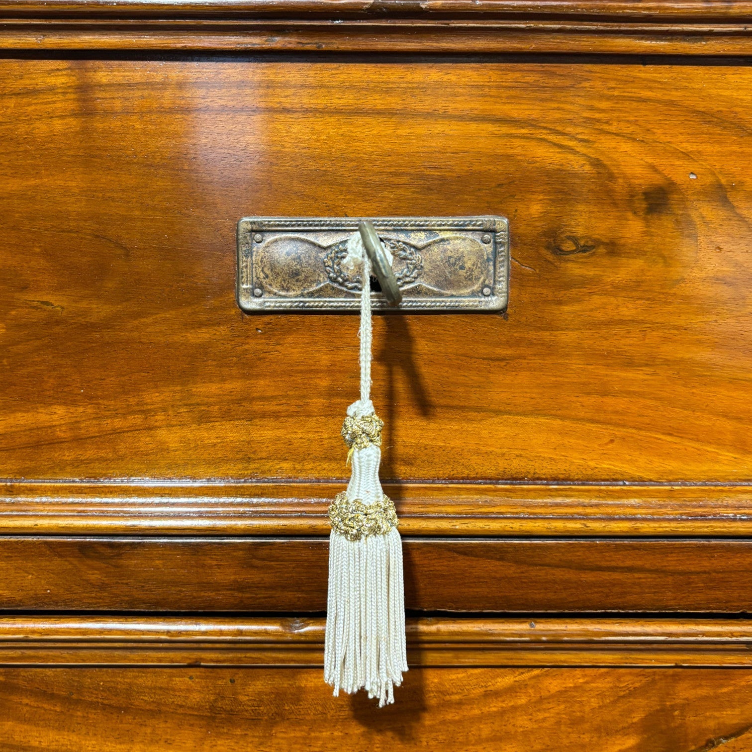 Antico settimanale intagliato in noce massello - Vassallo Antiques Antiquariato Online