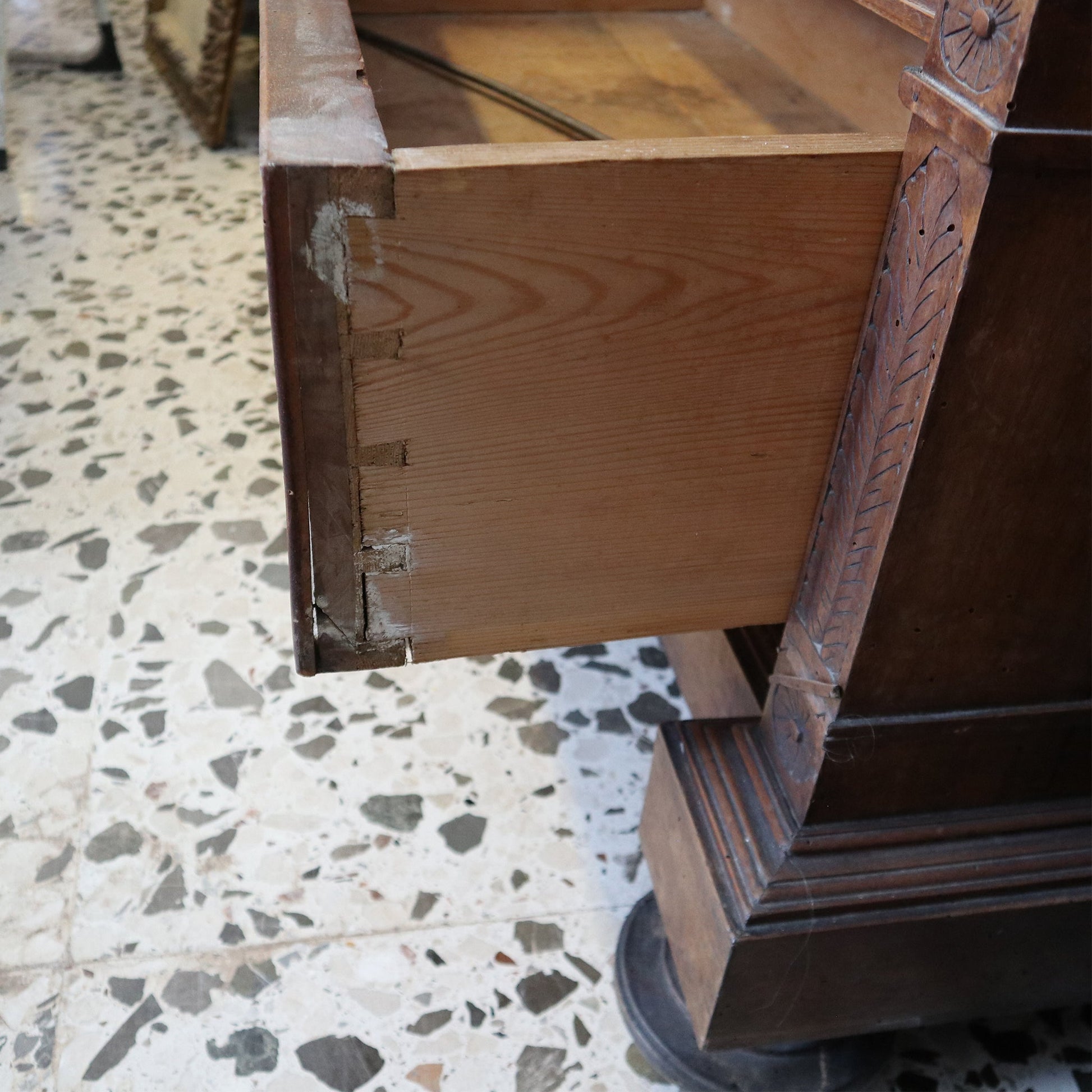 Armadio a specchio in legno di noce - Vassallo Antiques Antiquariato Online
