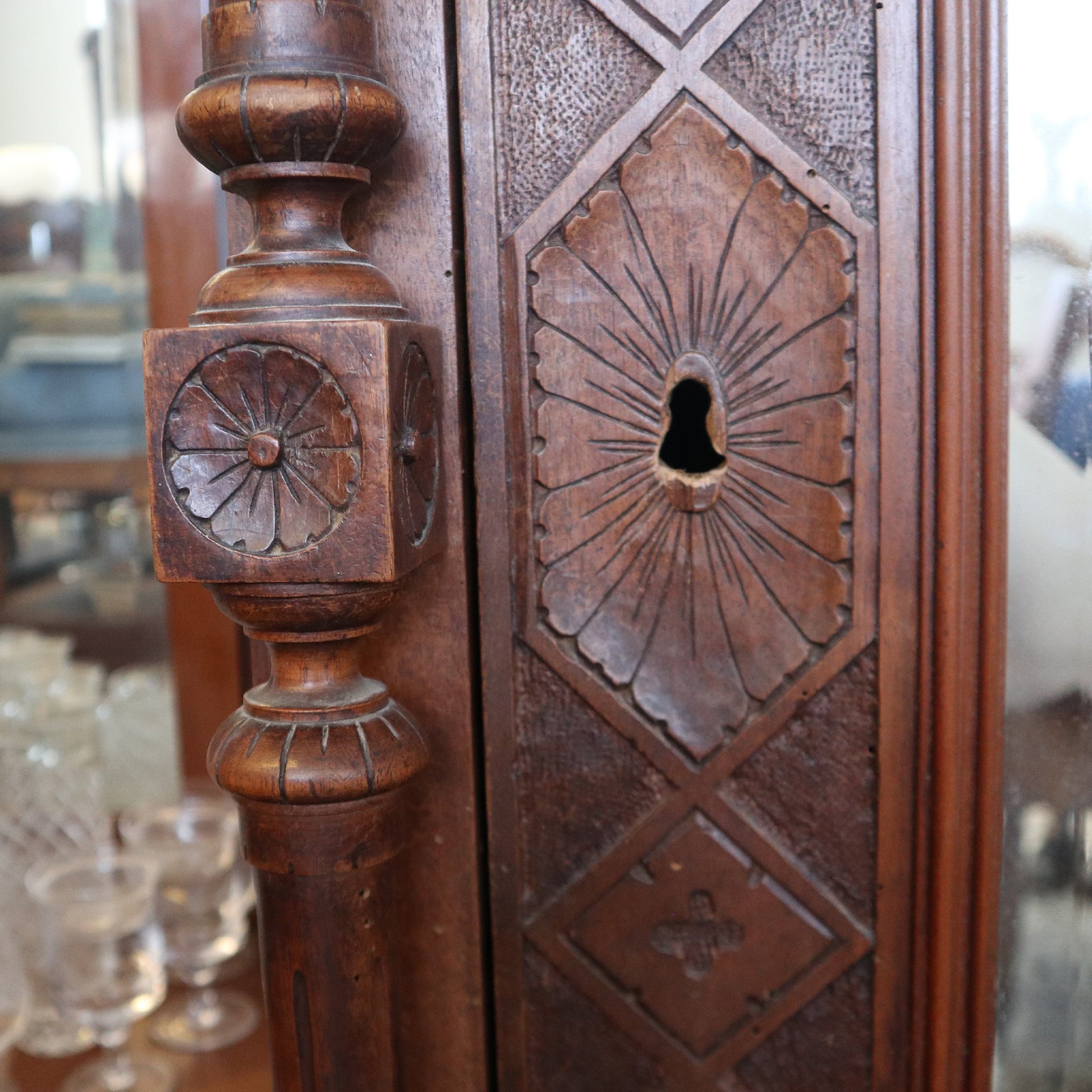 Armadio a specchio in legno di noce - Vassallo Antiques Antiquariato Online