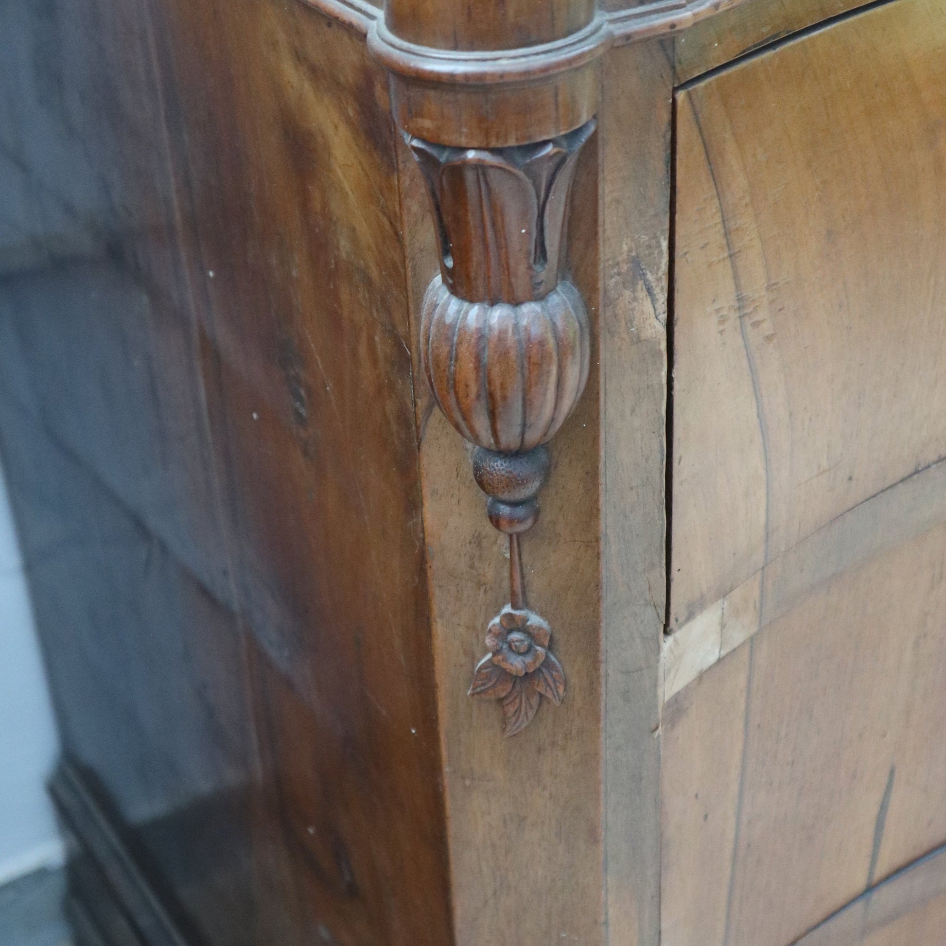 Cassettone Luigi Filippo in noce - Vassallo Antiques Antiquariato Online