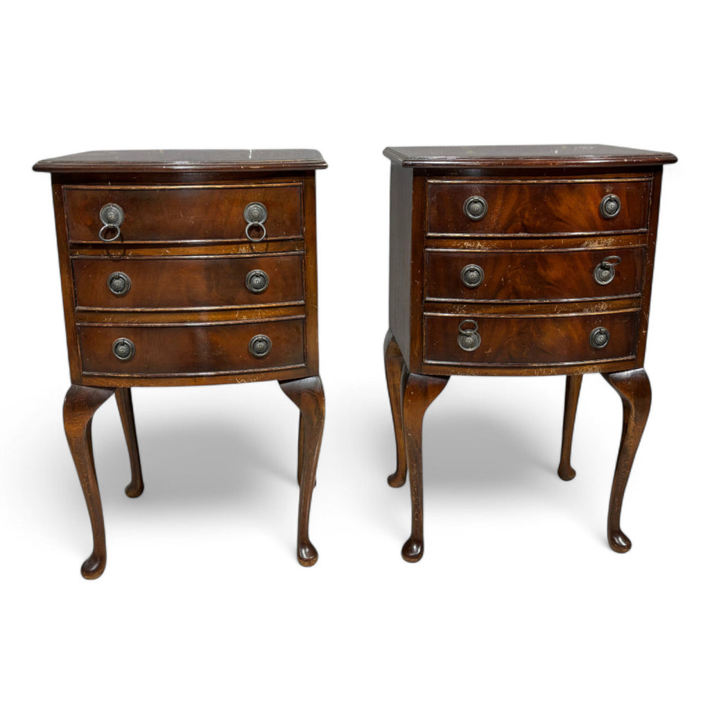 Paire de tables de chevet anciennes en acajou et plumes