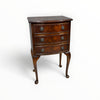 Paire de tables de chevet anciennes en acajou et plumes
