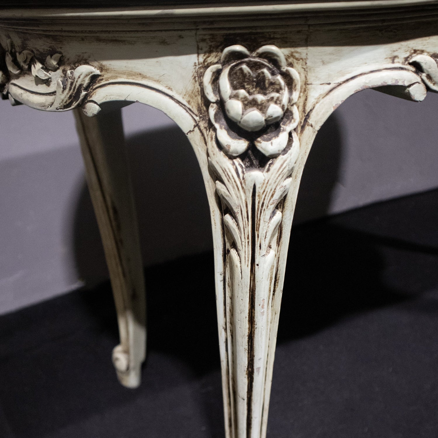 Grazioso tavolo da soggiorno veneziano - Vassallo Antiques Antiquariato Online