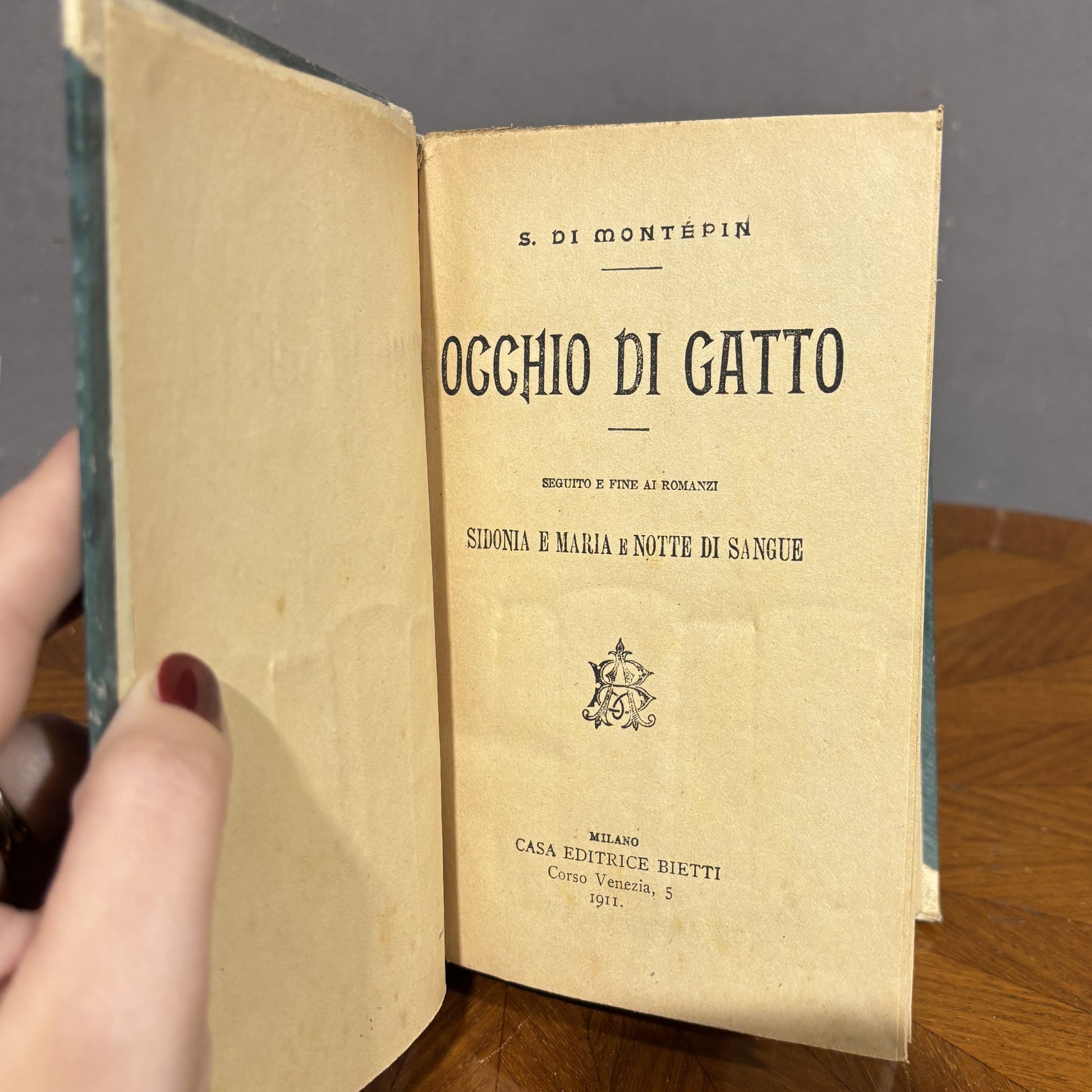 Libro da collezione copertina rigida Occhio di gatto - Vassallo Antiques Antiquariato Online