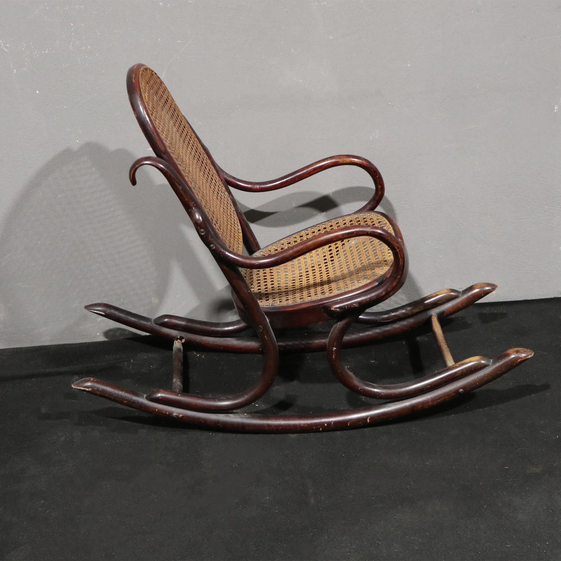 Piccola Sedia a dondolo Wackerlin - Vassallo Antiques Antiquariato Online