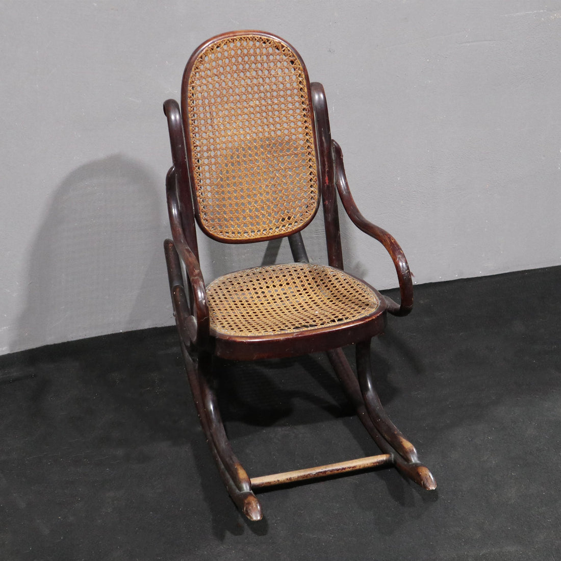 Piccola Sedia a dondolo Wackerlin - Vassallo Antiques Antiquariato Online