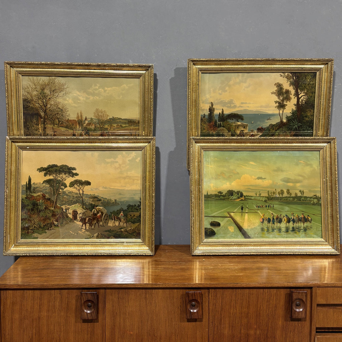Set di quattro Litografie a colori del XIX secolo in cornici a foglia oro - Vassallo Antiques Antiquariato Online