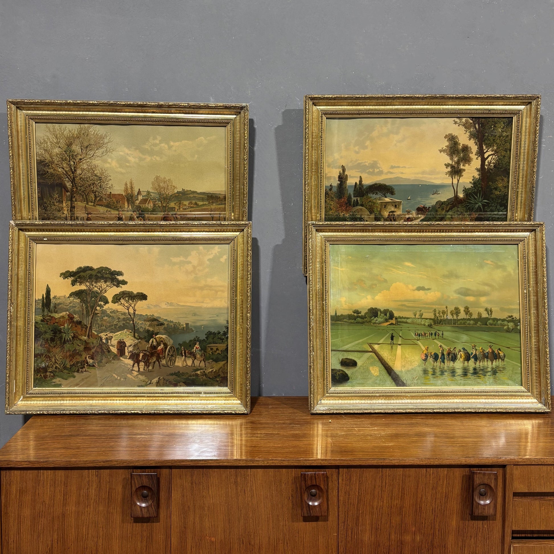 Set di quattro Litografie a colori del XIX secolo in cornici a foglia oro - Vassallo Antiques Antiquariato Online