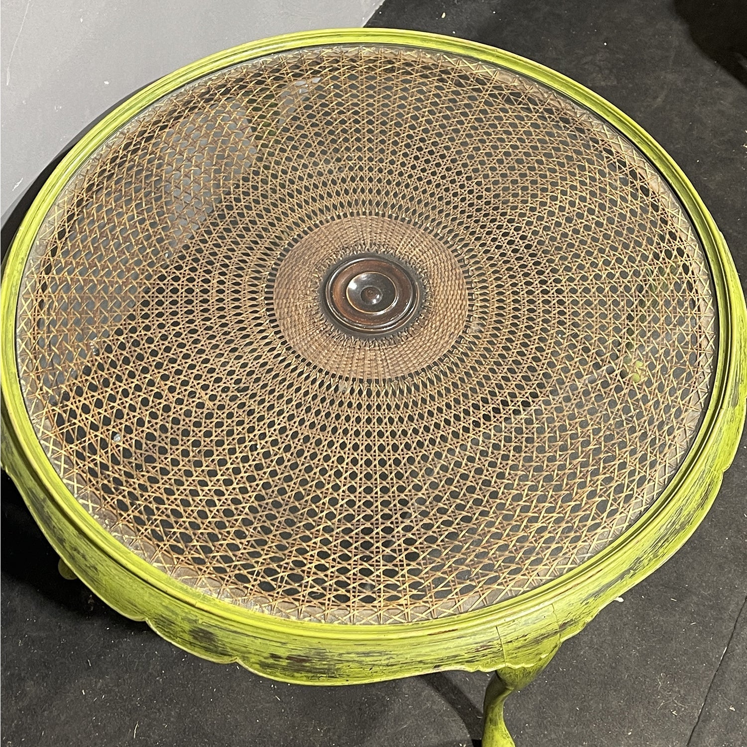 Tavolino da salotto in legno shabby e rattan - Vassallo Antiques Antiquariato Online