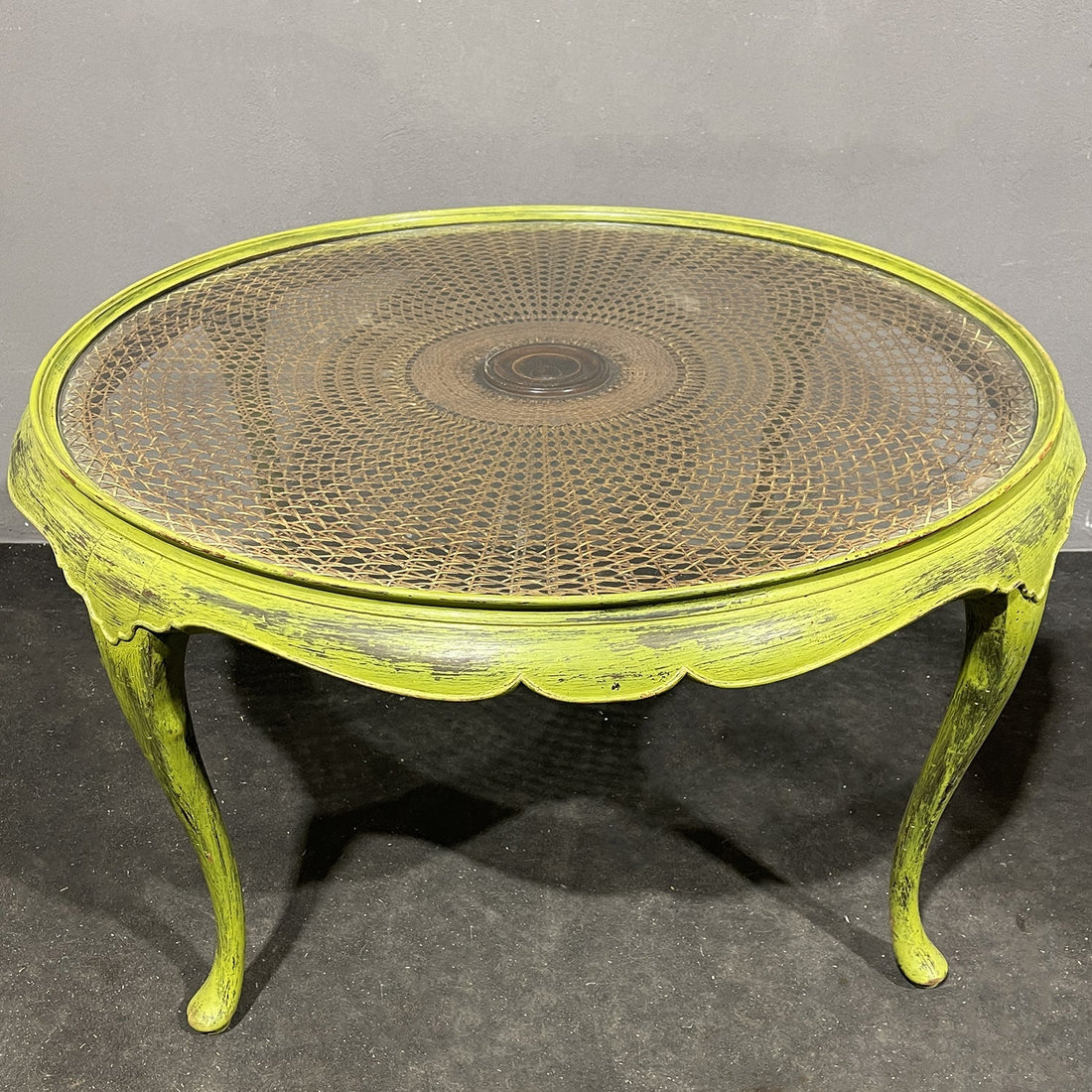 Tavolino da salotto in legno shabby e rattan - Vassallo Antiques Antiquariato Online
