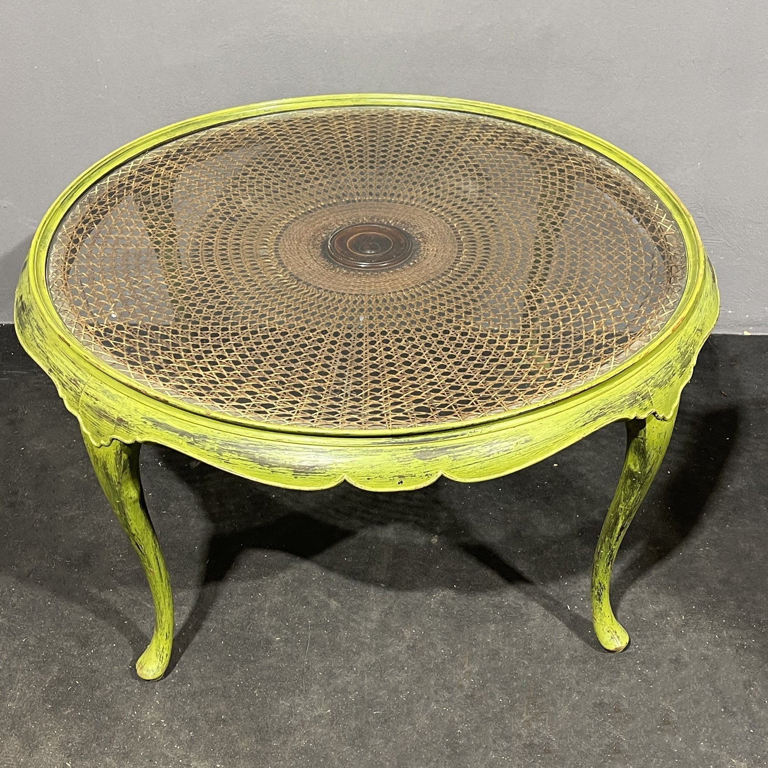 Tavolino da salotto in legno shabby e rattan - Vassallo Antiques Antiquariato Online