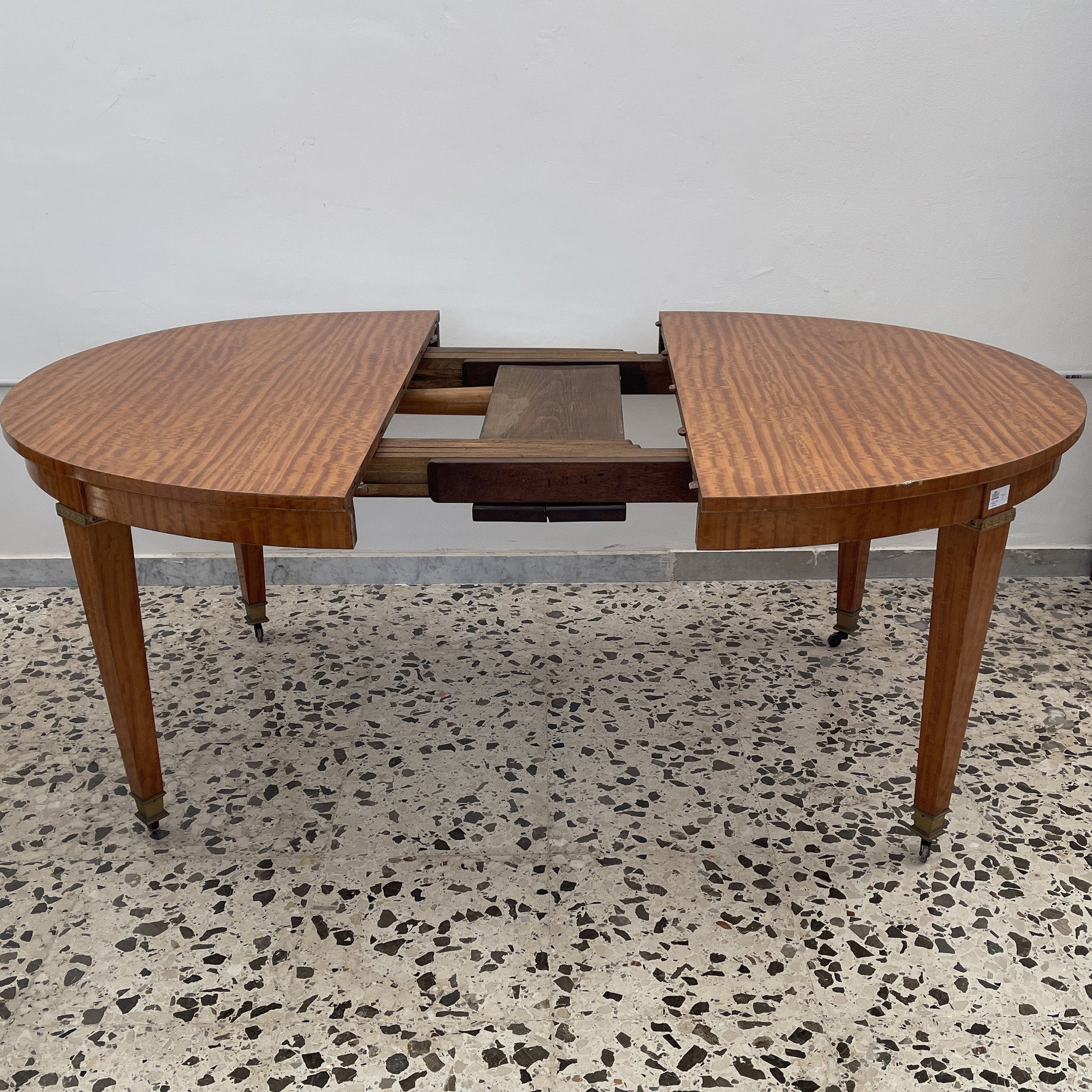 Tavolo in satinwood allungabile con bronzi fine XIX secolo