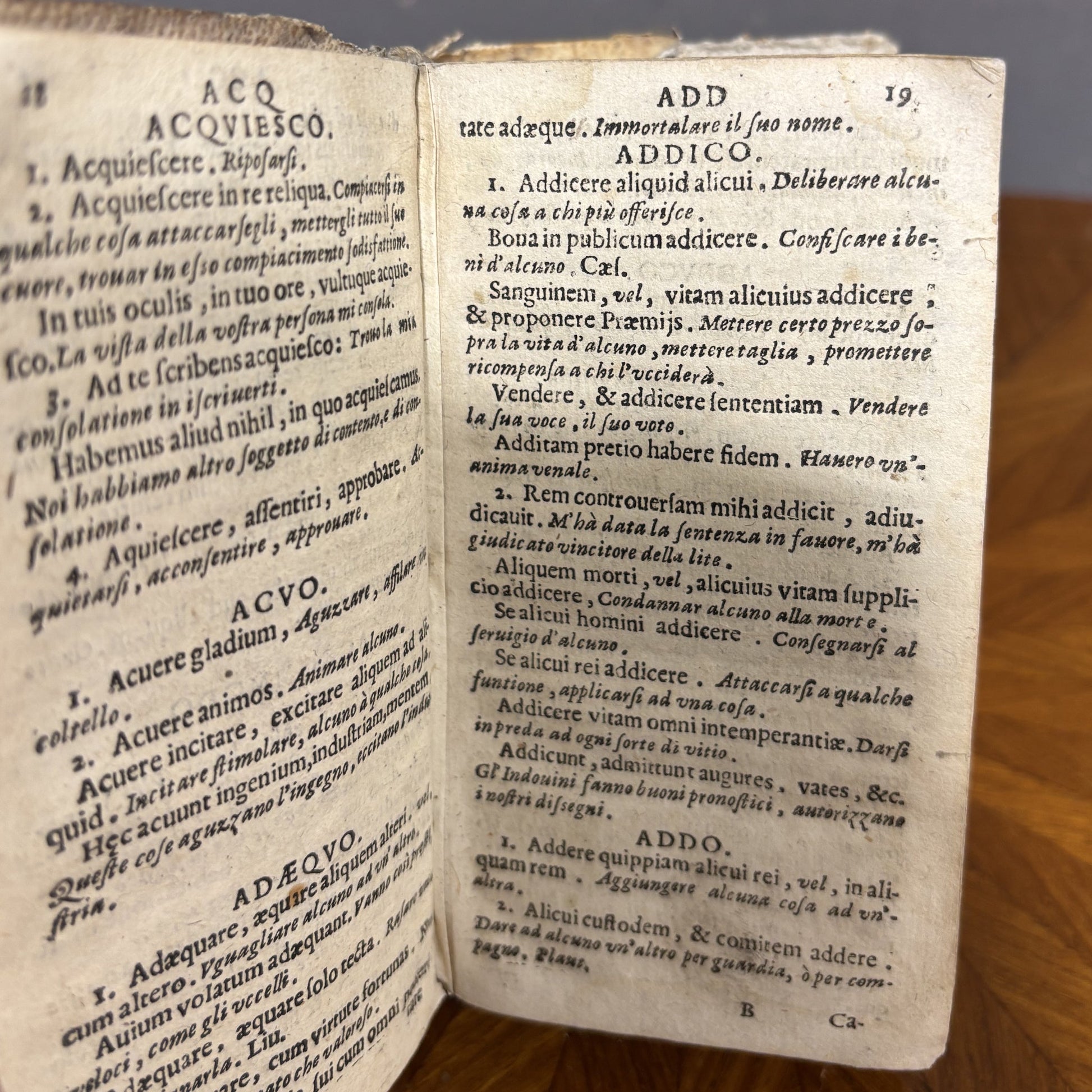 Testo antico dal titolo "Flos Latinitatis", stampato a Venezia nel 1687 - Vassallo Antiques Antiquariato Online