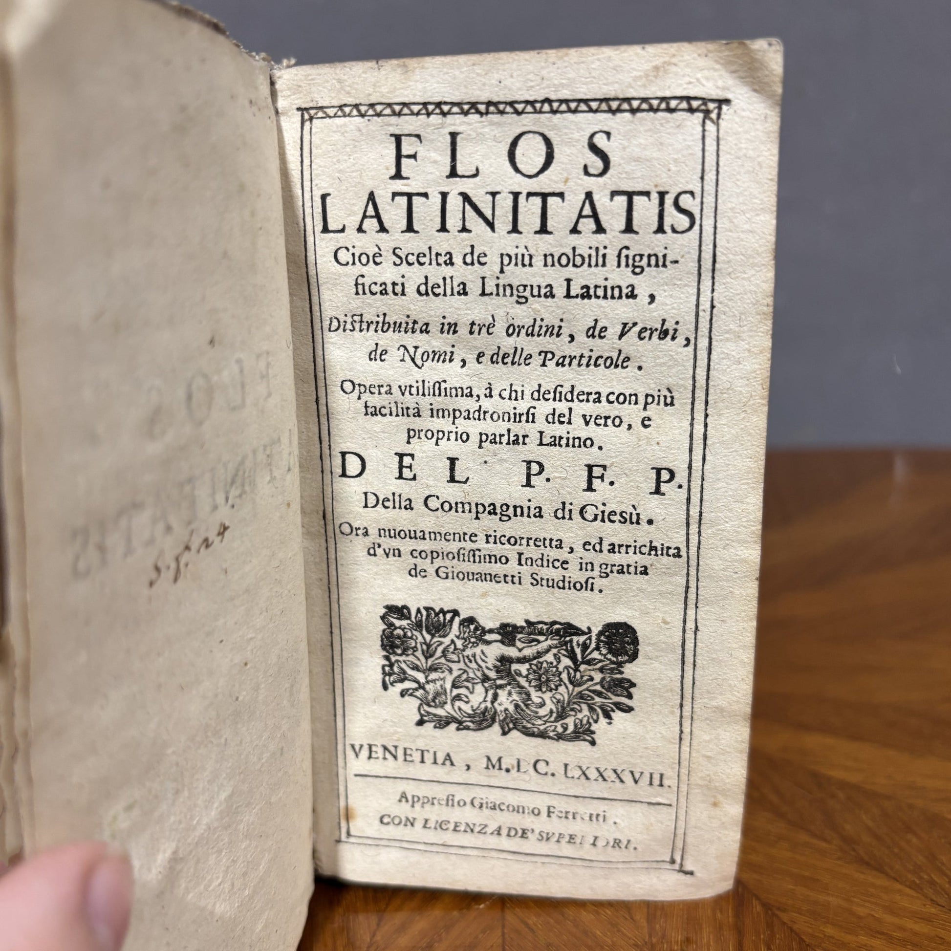 Testo antico dal titolo "Flos Latinitatis", stampato a Venezia nel 1687 - Vassallo Antiques Antiquariato Online