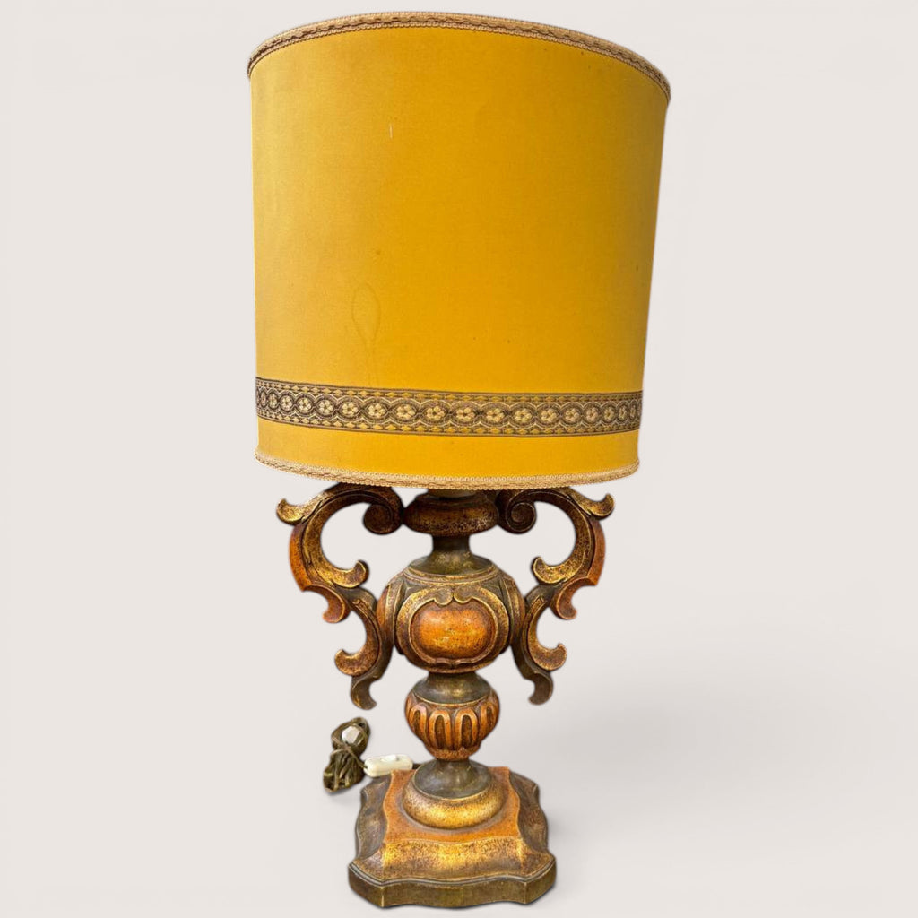 Elegante lume in legno intagliato