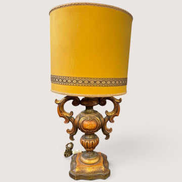 Elegante lume in legno intagliato