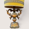 Elegante lume in legno intagliato