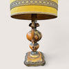 Elegante lume in legno intagliato